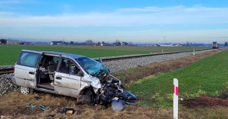 Pociąg uderzył w osobówkę. Poważny wypadek na torach