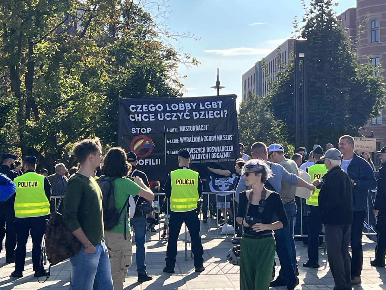 Wrocław. Przeciwnicy Marszu Równości na pl. Wolności