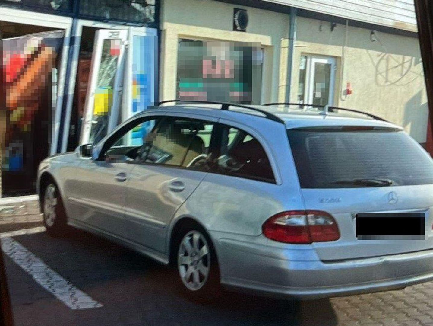 Wjechał mercedesem w sklep. Policji tłumaczył, że napił się później
