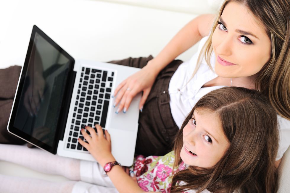 Zdjęcie matki z córką przed komputerem pochodzi z serwisu Shutterstock