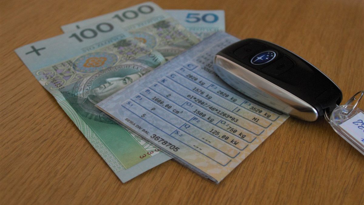 Pieniądze, dowód rejestracyjny, kluczyki