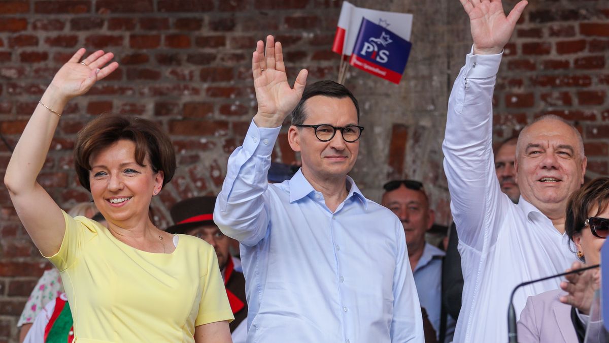 Pułtusk, 08.07.2023. Premier Mateusz Morawiecki (C), minister aktywów państwowych Jacek Sasin (P) i minister rodziny i polityki społecznej Marlena Maląg (L) podczas pikniku rodzinnego w Domu Polonii w Pułtusku, 8 bm. (ad) PAP/Paweł Supernak