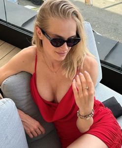 Katarzyna Smolińska z "Top Model" wystylizowana na Barbie. Pozuje na żniwach