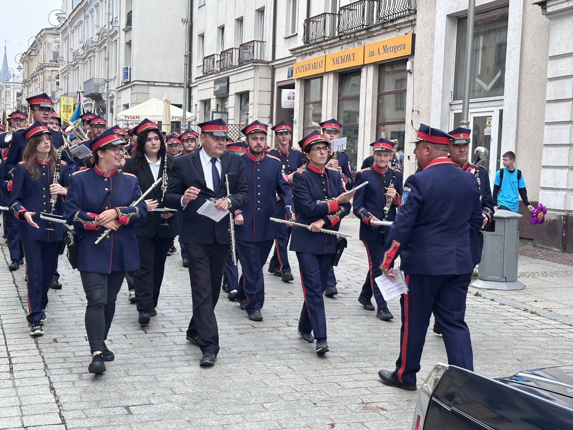 Bazar rzemieślniczy rozpoczęty paradą z orkiestrą w Kielcach