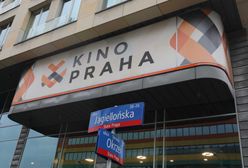 Warszawa. Zderzenie dwóch aut. Jeden pojazd wjechał do kina, kierowca drugiego uciekł