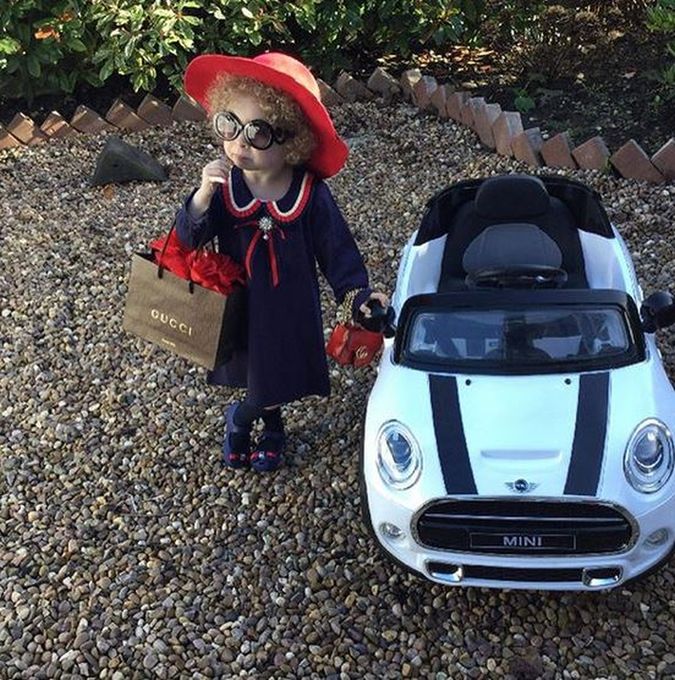 Hollie lubi pozowanie do zdjęć