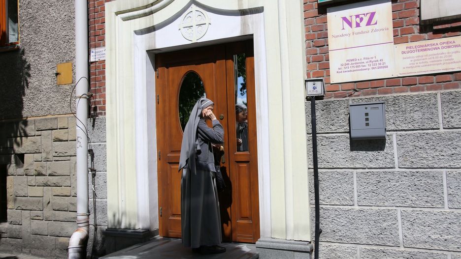 Jordan�w, Dom Pomocy Spo?ecznej15.06.2022 Jordanow, Dom Pomocy Spolecznej prowadzony przez Zgromadzenie Panien Ofiarowania Najsw. N/z. Zakonnica pracujaca w osrodku Fot. Mateusz Kotowicz/REPORTERMateusz Kotowicz/REPORTER