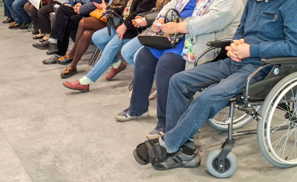 Niepokojące dane w nowym raporcie NFZ. Długie kolejki do lekarzy