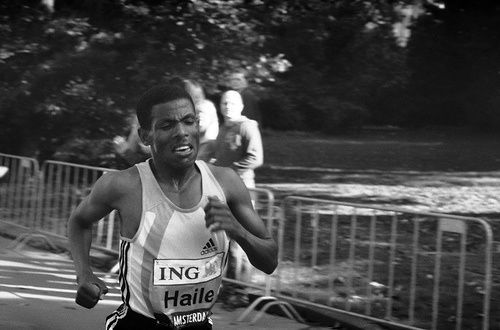 Haile Gebrselassie w 2005 fot. Perroboy at English Wikipedia, CC BY-SA 3.0