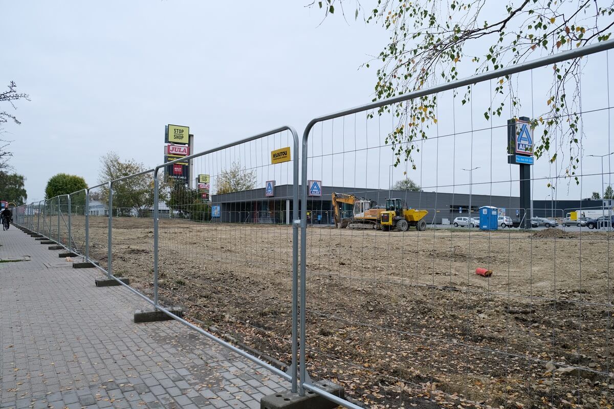 Usunięta skarpa przed sklepem Aldi przy ul. Gospodarczej