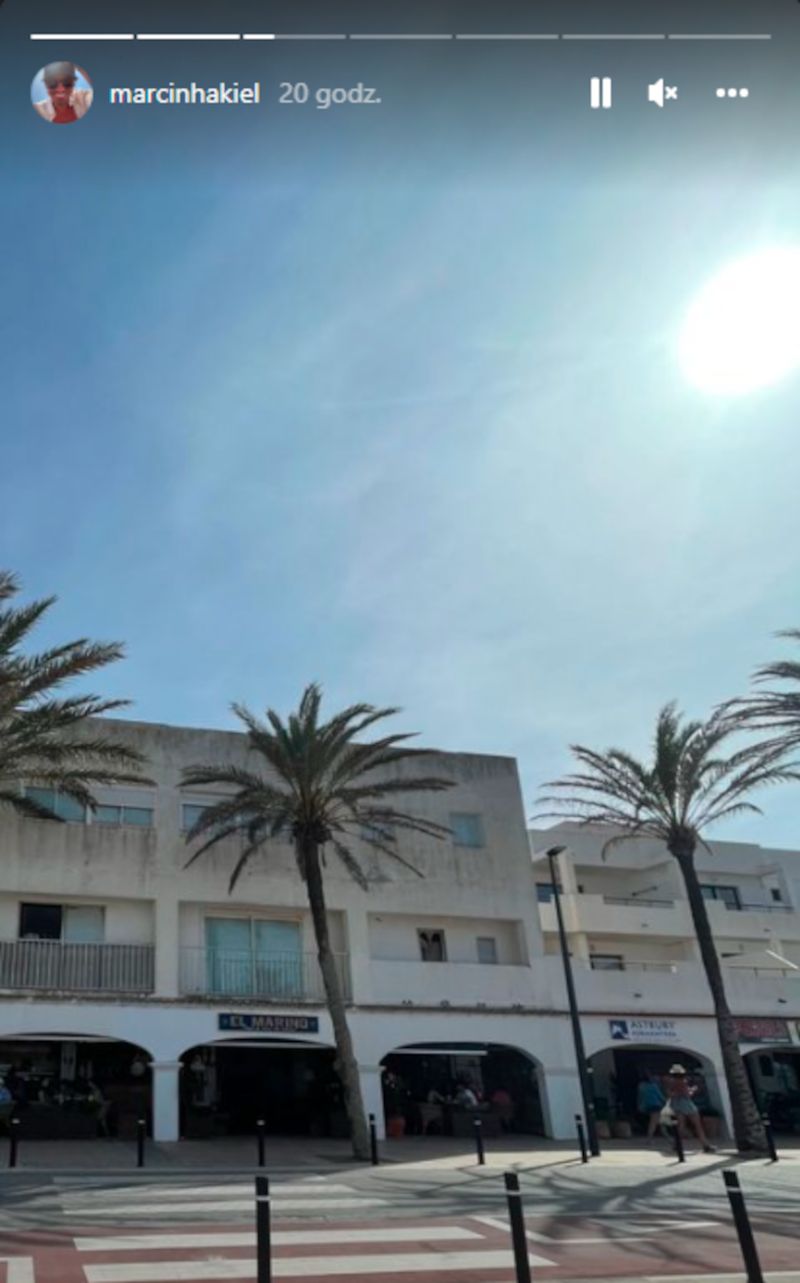 Marcin Hakiel z uśmiechem na ustach wypoczywa na wakacjach. Tylko pozazdrościć? 