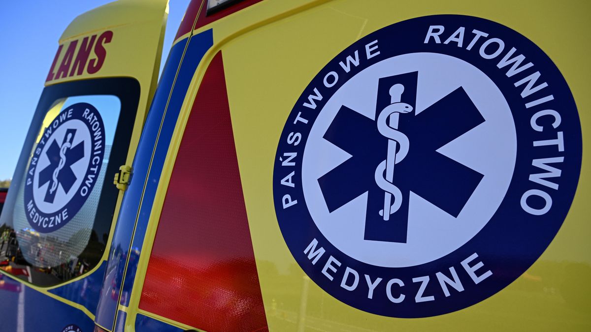 ambulans
Rac�aw�wka, 28.09.2023. Rac�aw�wka, 28.09.2023. Ambulans pogotowia ratunkowego podczas �wicze� ratowniczych w Rac�aw�wce, 28 bm. (dd/awol) PAP/Darek Delmanowicz
Darek Delmanowicz
112 999, ambulans, �wiczenia ratownicze, ilustracja, karetka, medyczne, na ratunek, pogotowia, pogotowie ratunkowe, ratownictwo, ratownictwo medyczne, ratownik, ratunek, s�u�by, SOR, wypadek, zdarzenie, numer telefonu alarmowego, telefon alarmowy
