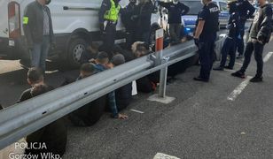 Niewyobrażalny ścisk. Policjanci zatrzymali busa z migrantami