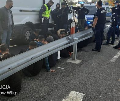 Niewyobrażalny ścisk. Policjanci zatrzymali busa z migrantami