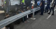 Niewyobrażalny ścisk. Policjanci zatrzymali busa z migrantami