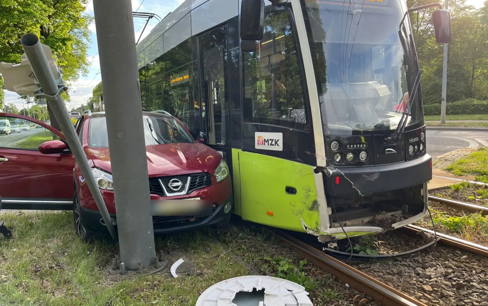 Gorzów Wielkopolski. Kierujący nissanem wjechał wprost pod tramwaj. Zignorował znak stop