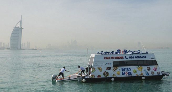 Carrefour otworzył w Dubaju pływający supermarket