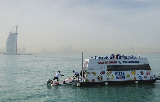 Carrefour otworzył w Dubaju pływający supermarket