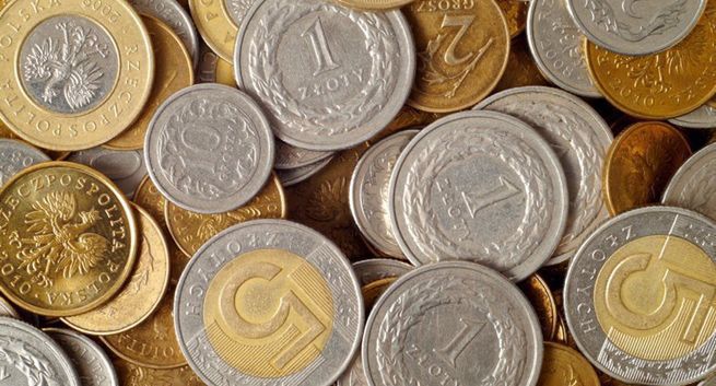 Woda 0,5 l na polskich lotniskach za ok. 1 euro. Najtaniej w Rzeszowie, najdrożej w Poznaniu