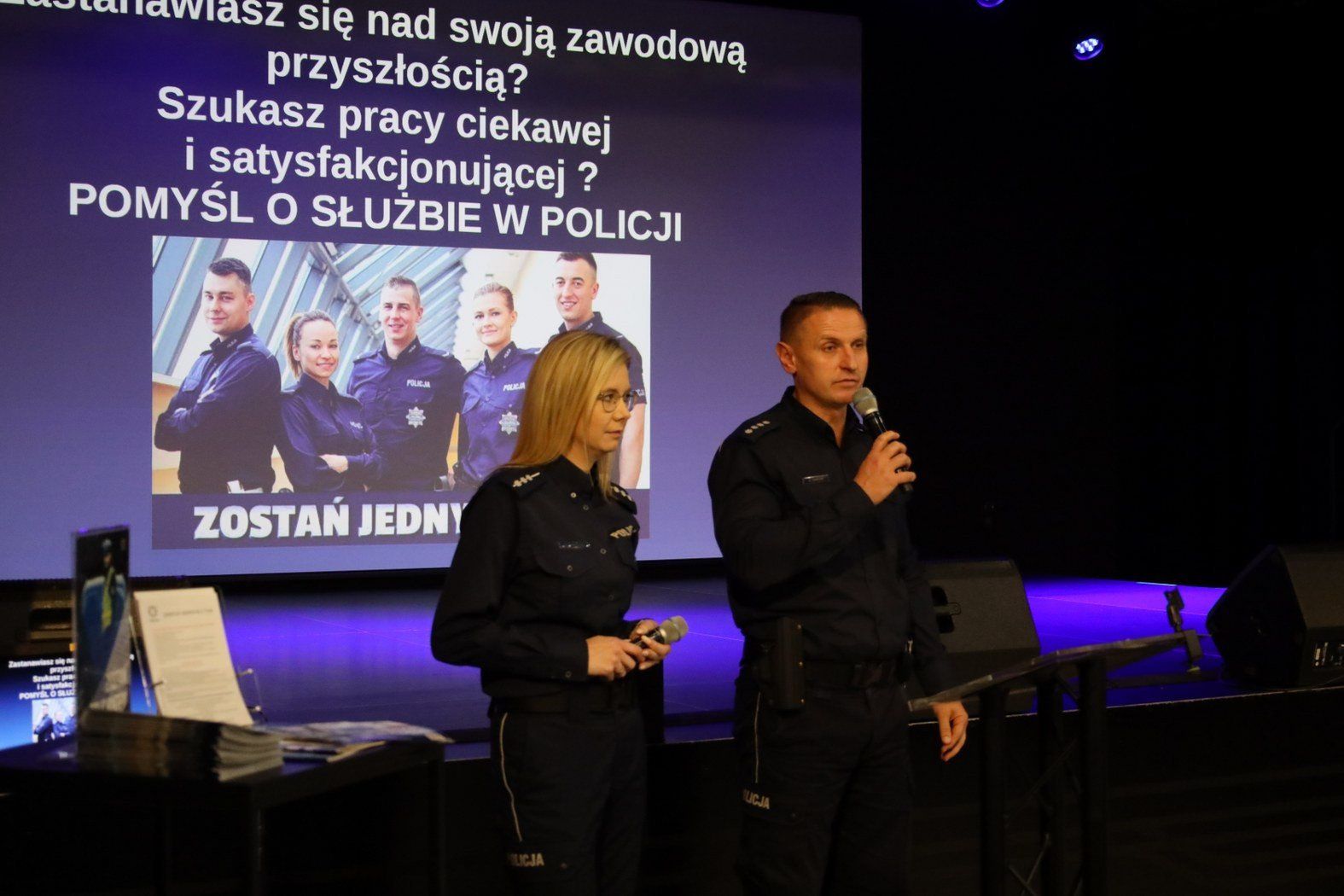 Mundur czeka! Policjanci z Pleszewa namawiali uczniów ze szkół średnich do wstąpienia w ich szeregi