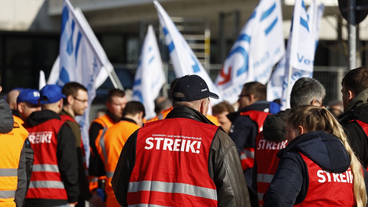 HAMBURG, GERMANY - APRIL 21: Striking members of the EVG railway workers labour union gather in front of Dammtor railway station during a nationwide warning strike on April 21, 2023 in Hamburg, Germany. The EVG is holding the strike, which is running today from 3am until 11am and bringing long distance and most regional rail services nationwide to a halt, in an effort to put pressure on German state-owned rail carrier Deutsche Bahn ahead of wage negotiations scheduled for next week. Today's is the second nationwide rail strike within the last month. (Photo by Morris MacMatzen/Getty Images)