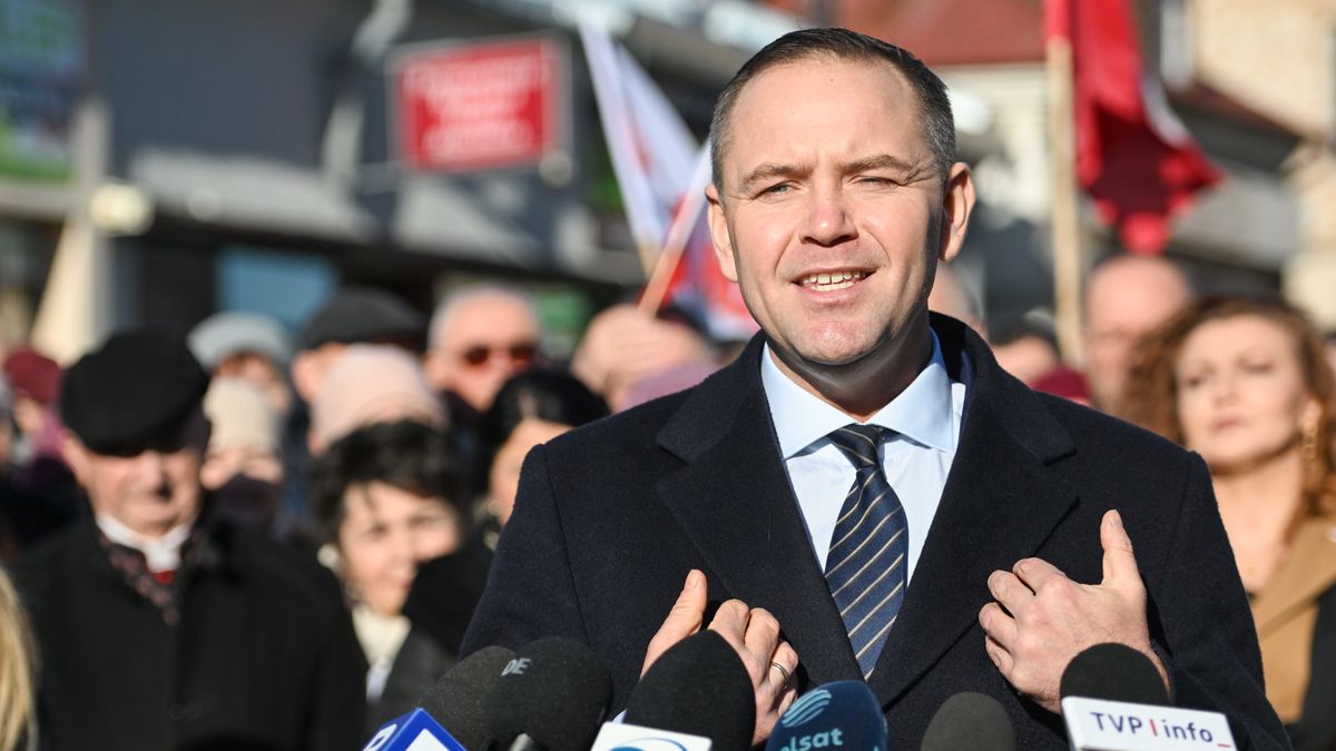 Hrubieszów, 30.01.2025. Wybory prezydenta RP 2025 - kampania. Kandydat Komitetu Obywatelskiego, popierany przez Prawo i Sprawiedliwość, prezes Instytutu Pamięci Narodowej Karol Nawrocki podczas konferencji prasowej w Hrubieszowie, 30 bm. (ad) PAP/Wojtek Jargiło