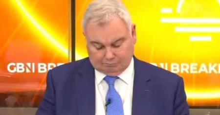 Legenda przyłapana na wizji. Ujęcie obiegło kraj. Holmes się tłumaczy