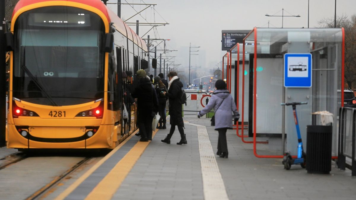 Pasażerowie wsiadają do tramwaju w Warszawie.
