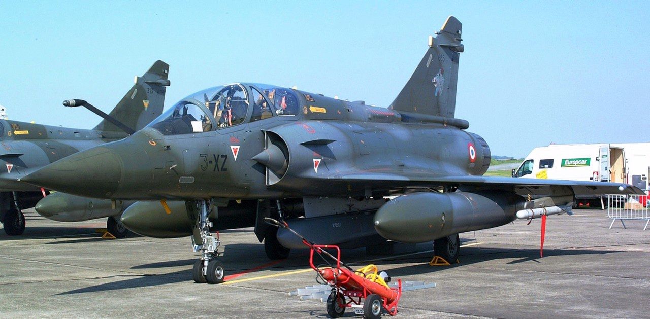 Mirage 2000D z pociskiem SCALP-EG pod kadłubem