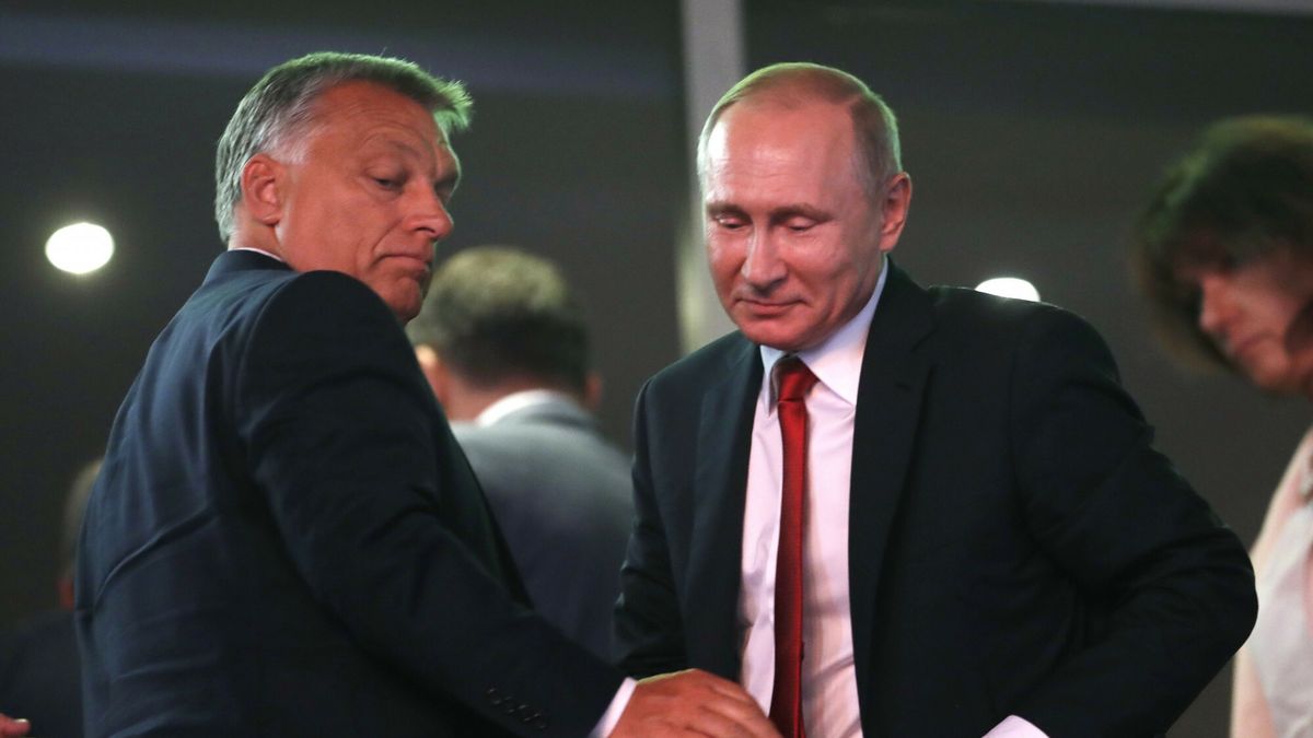 Orban z Putinem na Mistrzostwach ?wiata w Judo w Budapeszcie
Russian President Vladimir Putin, right, and Hungarian Prime Minister Viktor Orban, left, leave the stands during the Judo  World Championships as they meet in Budapest, Hungary, Monday, Aug. 28, 2017. (AP Photo/Petr David Josek)
AP