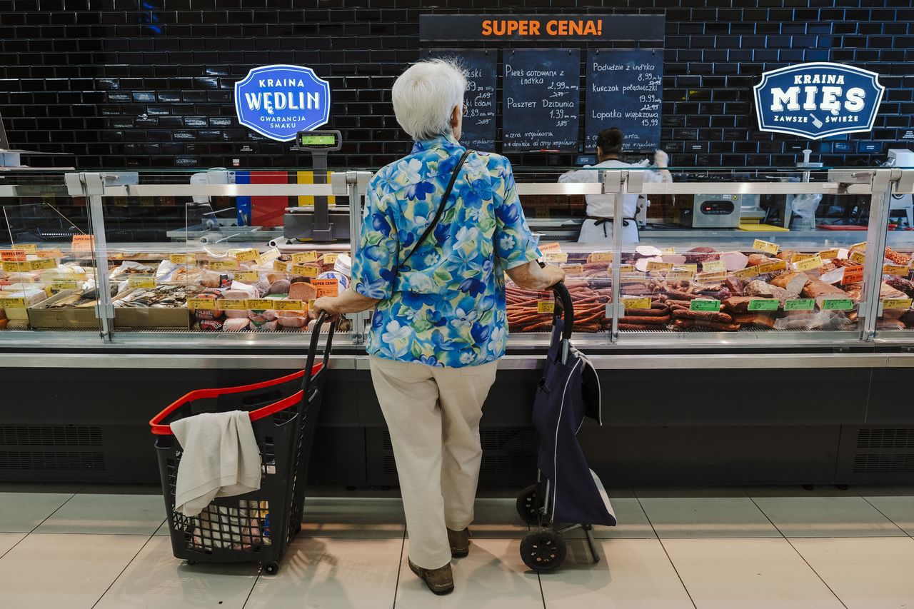 Inside A Biedronka Supermarket As Polish Inflation Eases to 17-Month Low
Customers browse produce inside Biedronka supermarket, operated by Jeronimo Martins SGPS SA, in Warsaw, Poland, on Tuesday, Aug. 22, 2023. Polish inflation slowed to its lowest rate in 17 months, making it more likely that the central bank will start cutting interest rates as early as in September. Photographer: Damian Lemaski/Bloomberg via Getty Images
Bloomberg
polish, european, e.u., eu, emea, consumer goods, poland economy, food stores supermarke, industries, euro members, consumer staples, business news