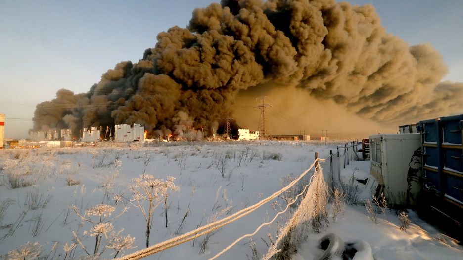 epa11073108 Smoke rises from a fire at a burning warehouse of the Russian Internet store Wildberries in Shushary, outside St. Petersburg, Russia, 13 January 2024. According to the Ministry of Emergency Situations, the fire area was 5.000 square meters. 270 people and 57 pieces of equipment are involved in extinguishing the fire. As reported by Wildberries, people who were in the warehouse were evacuated. Sellers and buyers will receive compensation for damaged or lost items, the company announced.  EPA/ANATOLY MALTSEV 
Dostawca: PAP/EPA.
ANATOLY MALTSEV