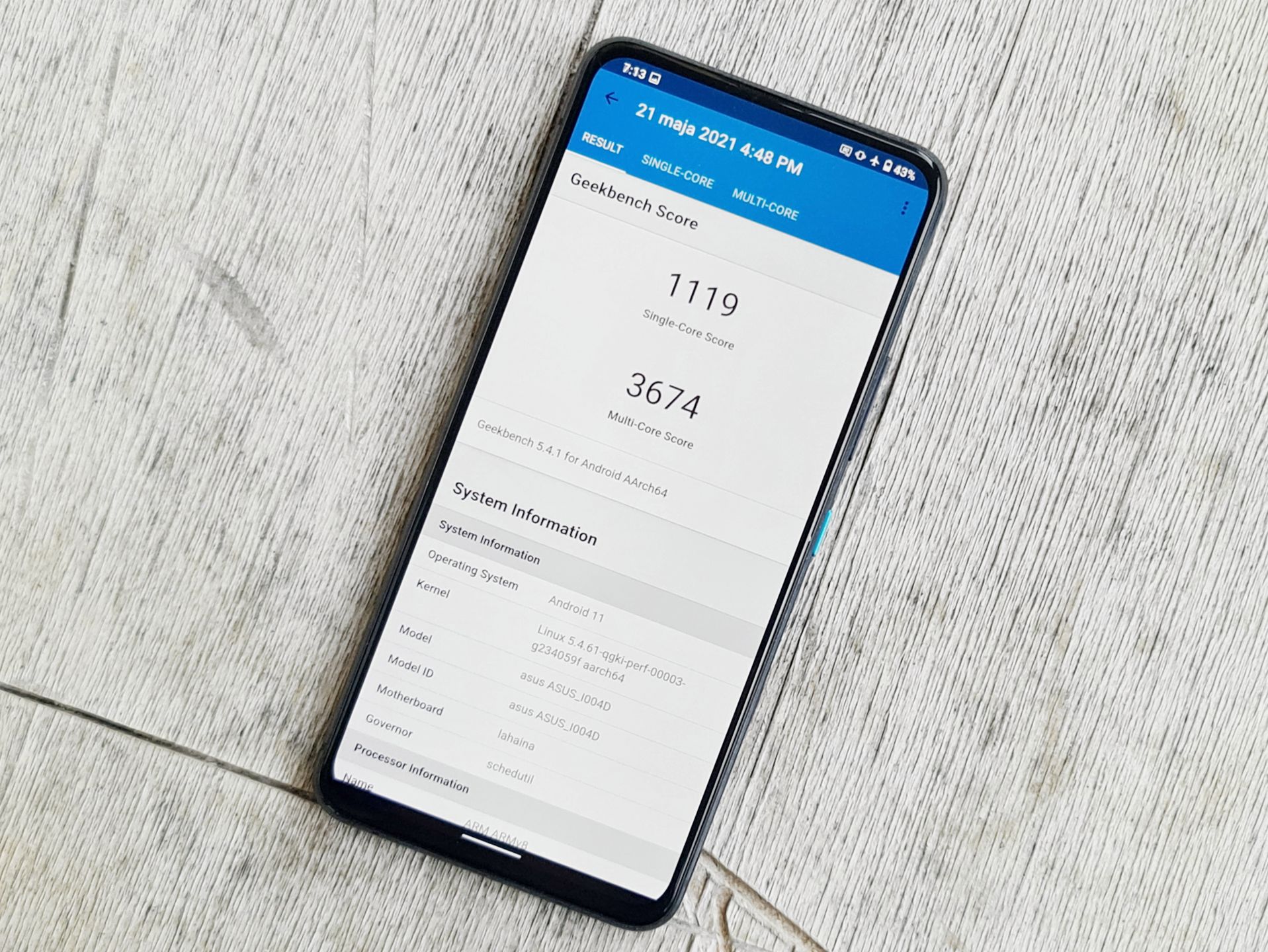 Smartfon inny niż (prawie) wszystkie. ASUS Zenfone 8 Flip: test 100