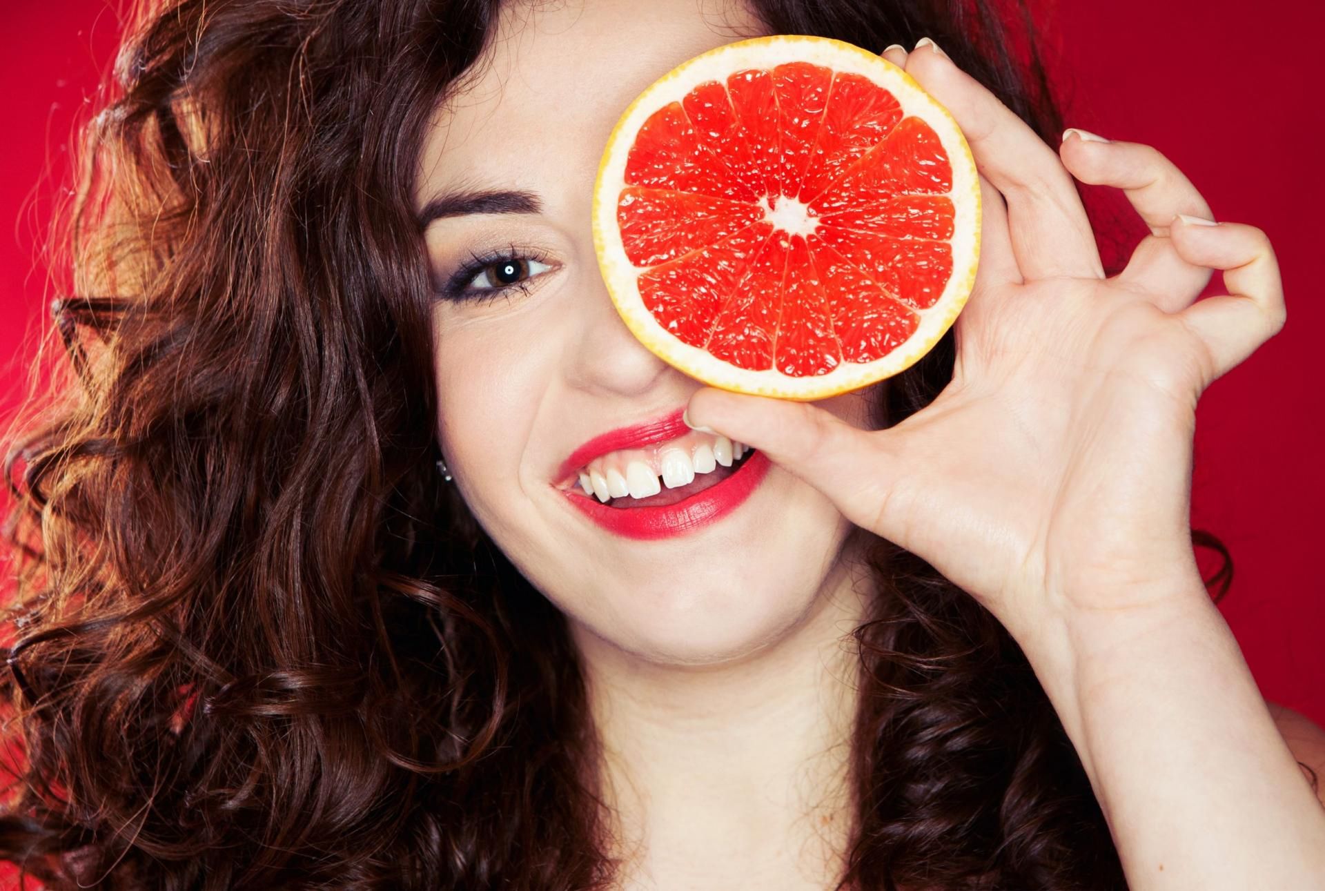 Diastema, czyli charakterystyczna przerwa między zębami, to dla niektórych powód od dumy