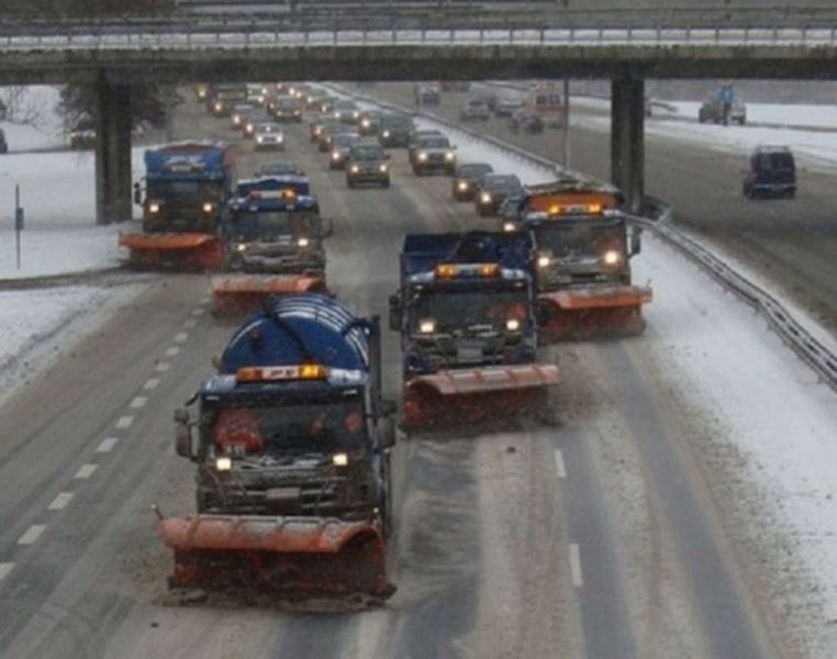 Spadł śnieg. Na ulice wyjechały posypywarki