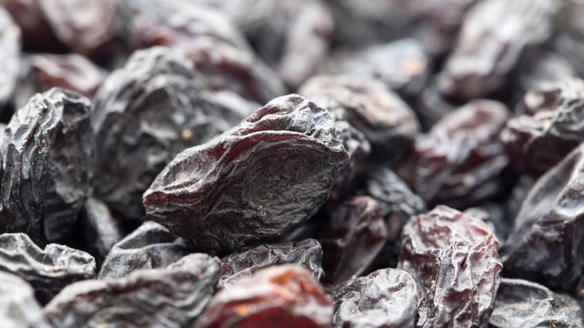 Do przygotowana wody rodzynkowej najlepiej wykorzystać ekologiczne rodzynki