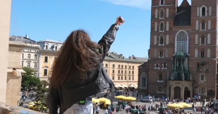 Flash mob w Krakowie. Michał Szpak "pozamiatał" z tarasu Sukiennic