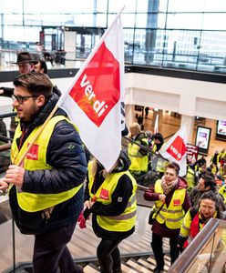 Uziemieni pasażerowie na lotniskach w Berlinie i Hamburgu