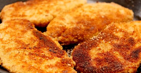 Wczorajszy kotlet jak świeżo usmażony. Trik, który uratuje obiad