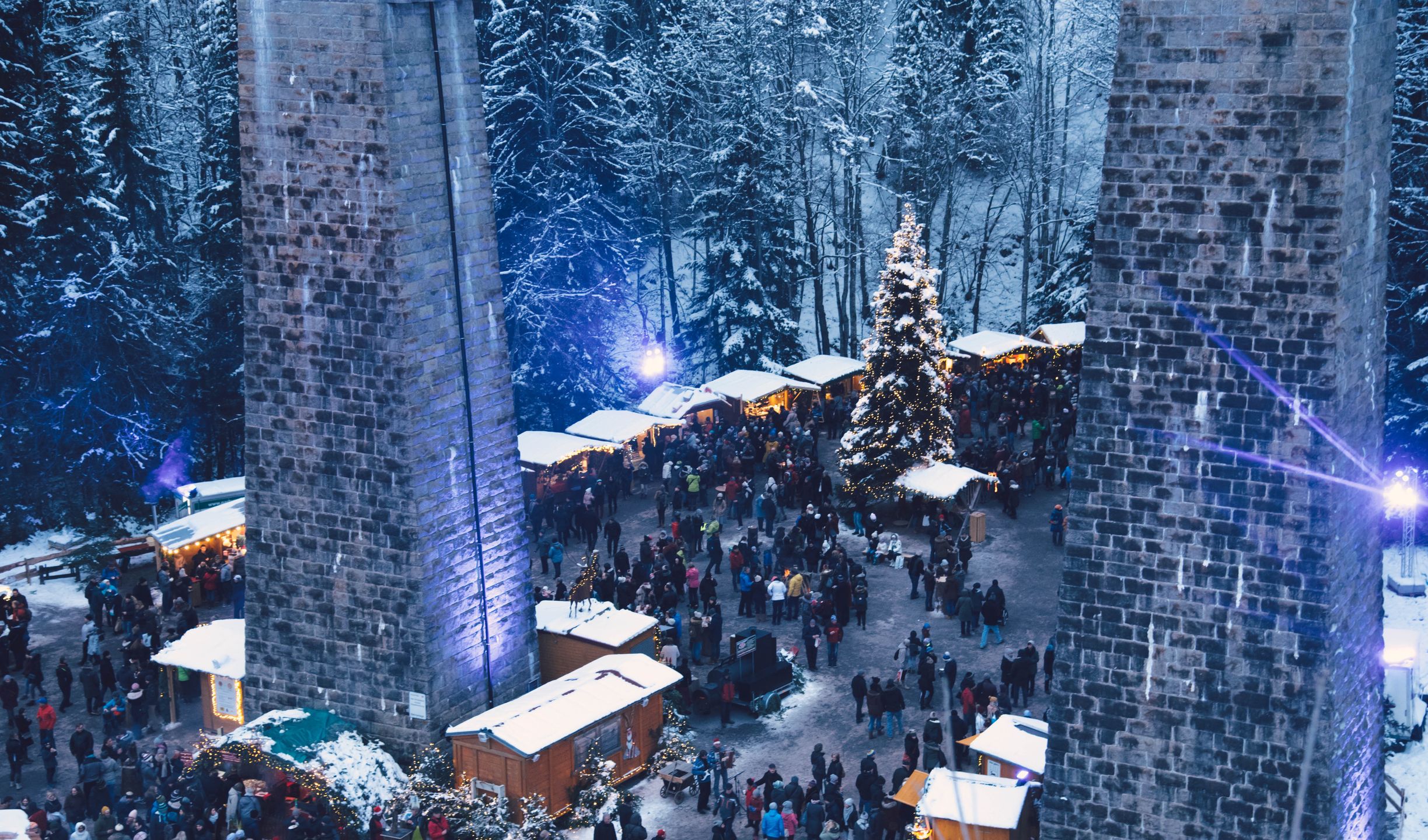 Domki ustawione są pod wiaduktem kolejowym