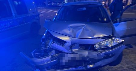 Pościg ulicami Oleśnicy. 20-latek uciekał przed policją i zderzył się z radiowozem