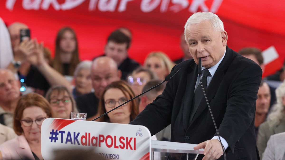 Tomaszów Mazowiecki, 19.05.2024. Kampania wyborcza do Parlamentu Europejskiego. Prezes Prawa i Sprawiedliwości Jarosław Kaczyński (C) podczas konwencji wyborczej ugrupowania w Zespole Szkół Ponadgimnazjalnych nr 8 w Tomaszowie Mazowieckim, 19 bm. (amb) PAP/Marian Zubrzycki
