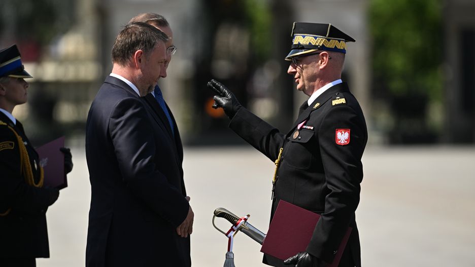 Warszawa, 04.05.2024. Minister spraw wewnętrznych i administracji Marcin Kierwiński (2L) oraz awansowany na stopień nadbrygadiera Lubuski Komendant Wojewódzki PSP Janusz Drozda (P) podczas centralnych obchodów Dnia Strażaka na Placu Marszałka Józefa Piłsudskiego w Warszawie, 4 bm. (jm) PAP/Radek Pietruszka