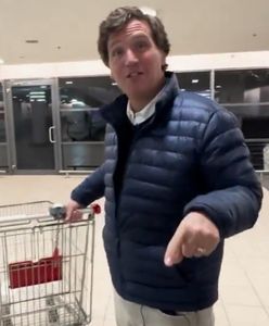 Tucker Carlson zachwyca się w Rosji wózkiem na monety. "Czyli jest za darmo, ale trzeba zwrócić"