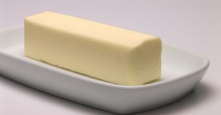 Prosty przepis na domowe masło. Zdrowsze i smaczniejsze niż ze sklepu