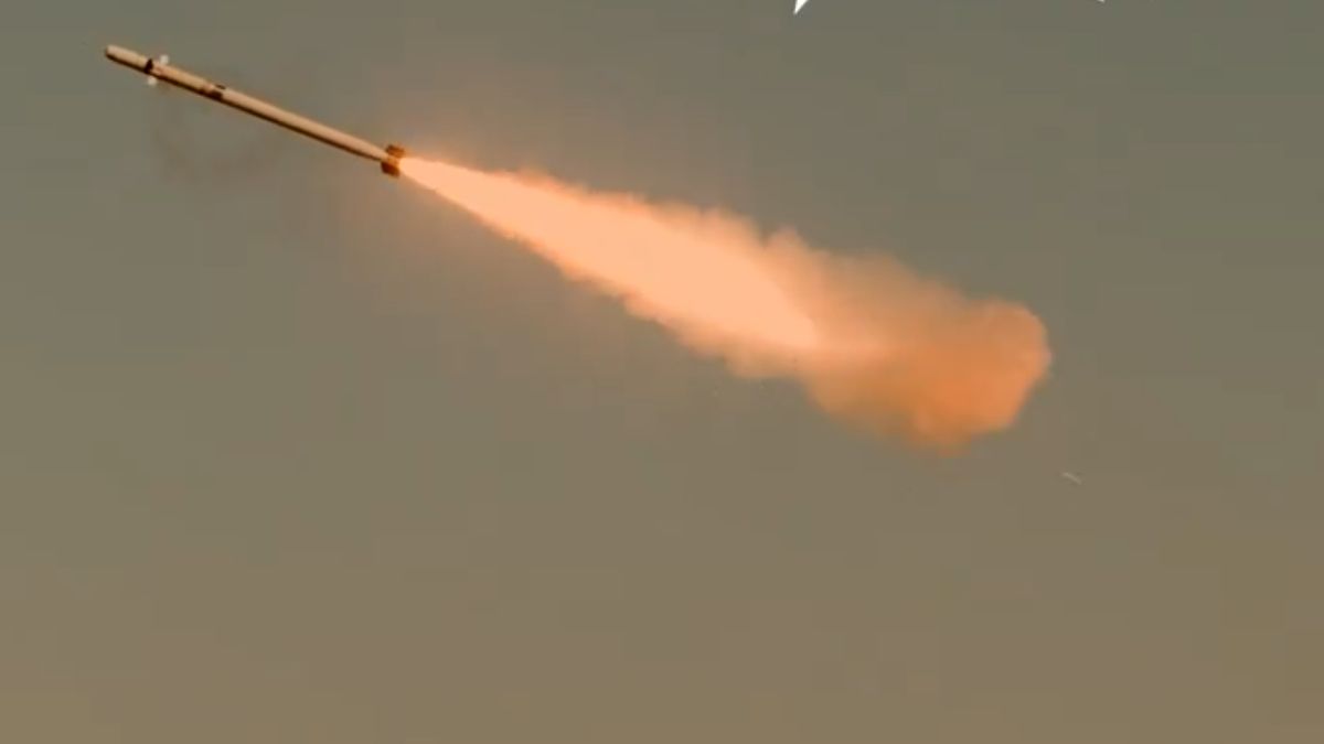 Odpalenie silnika pocisku PPZR Piorun po opuszczeniu wyrzutni.