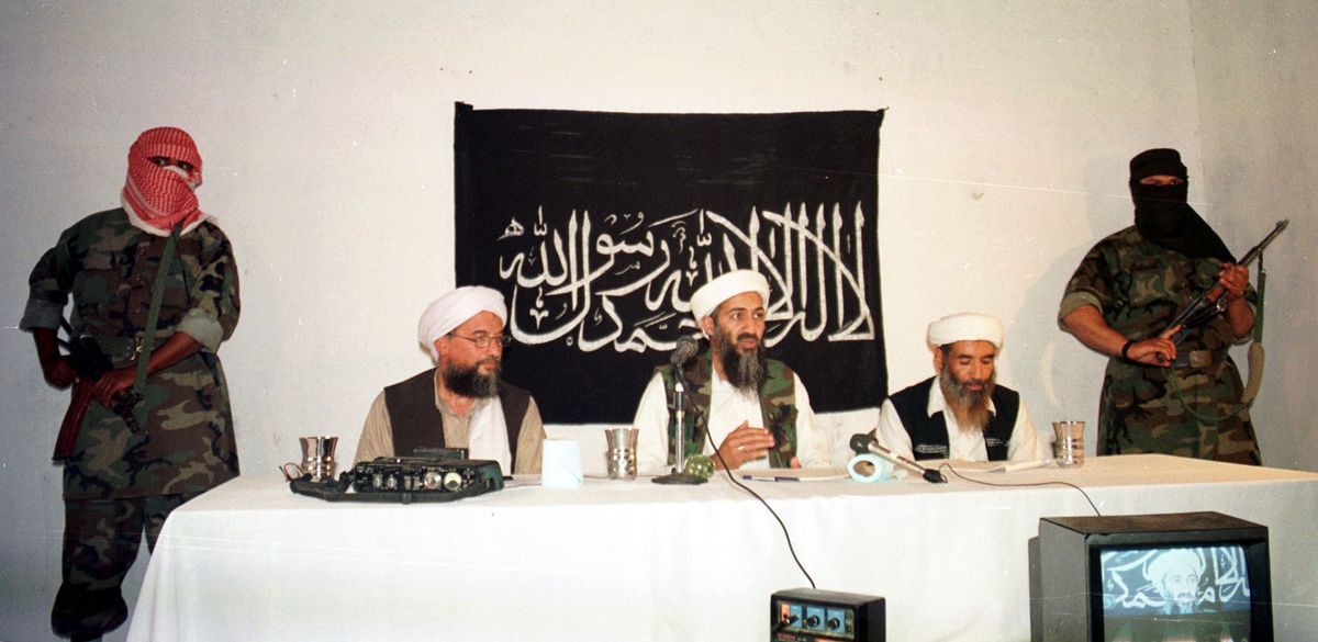 Az-Zawahiri żyje? W sieci pojawiło się nagranie. Zdjęcie ilustracyjne z maja 1998 roku. W centralnej części kadru Osama bin Laden, po lewej od niego Ajman az-Zawahiri 