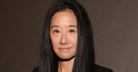 74-letnia Vera Wang pręży się nad basenem w białym kostiumie kąpielowym. Poznała sekret wiecznej młodości? (ZDJĘCIA)