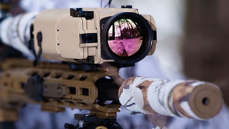 Karabin snajperski z zamontowanym celownikiem termowizyjnym ThermoSight HISS-XLR.