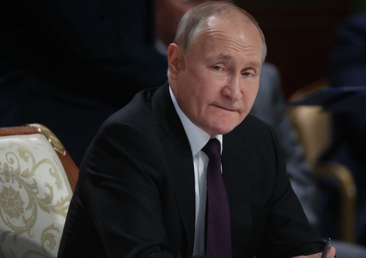 Władimir Putin reaguje na sankcje, podpisując dekret o zakazie sprzedawania "zbyt taniej" ropy Zachodowi  (Photo by Contributor/Getty Images)